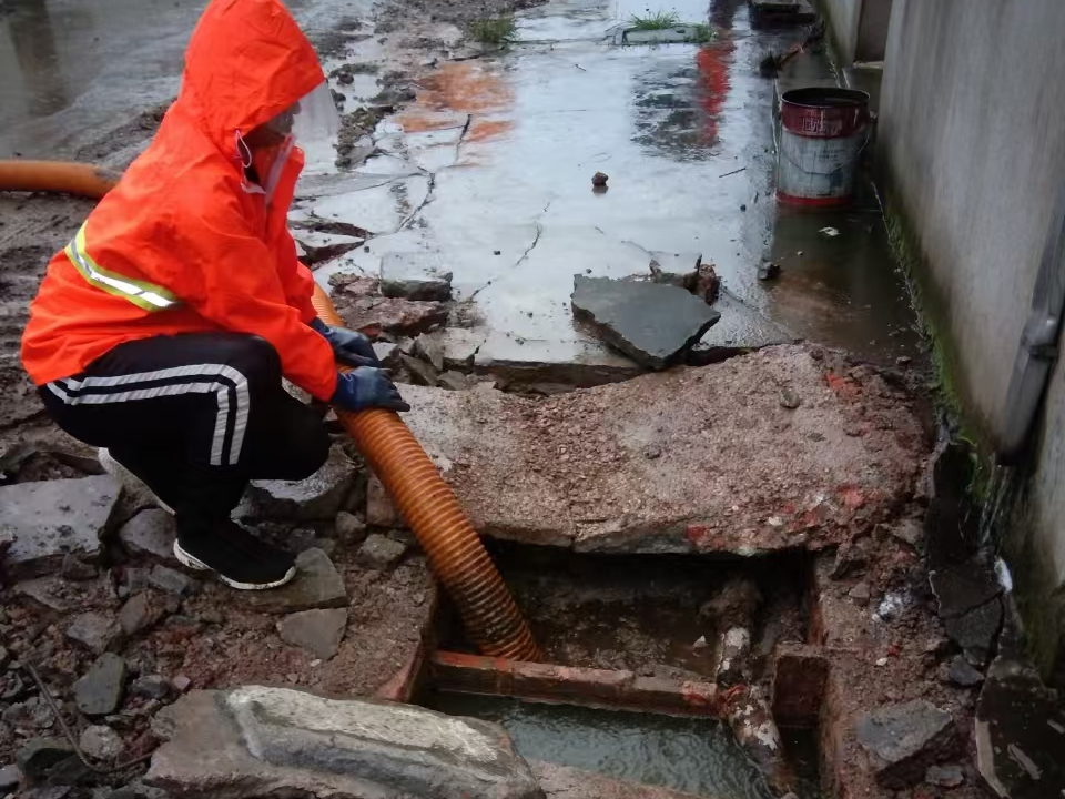 大茂镇专业清理污水池 炜誉市政以规范流程守护城市 “肠道”