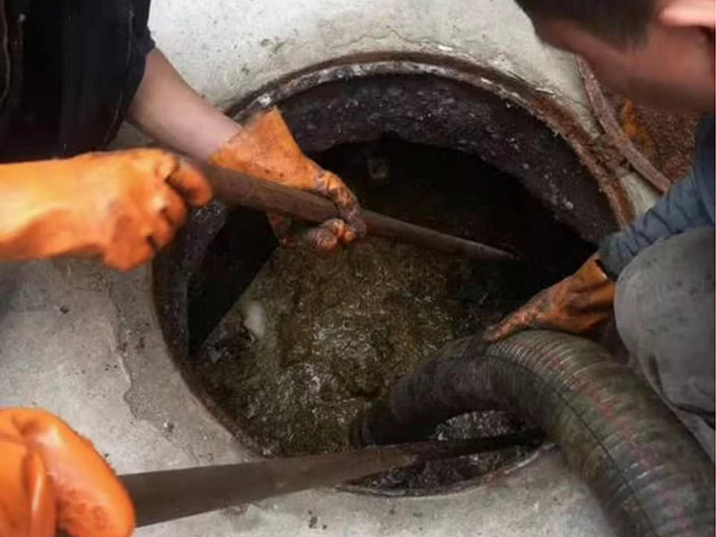 大茂镇清理化粪池时如何避免沼气的危害?